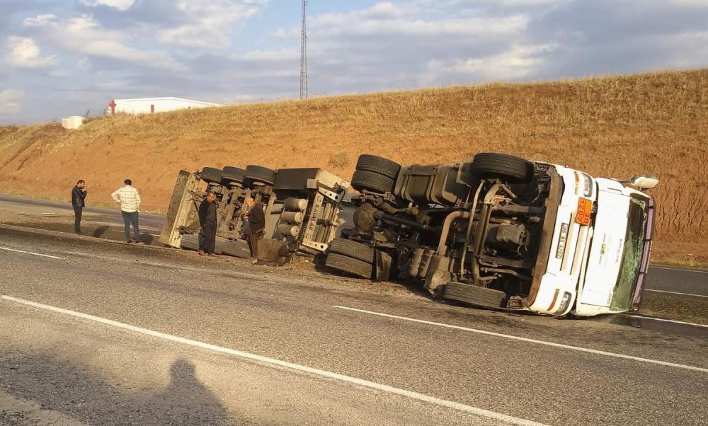 Akaryakıt taşıyan TIR devrildi; 1 yaralı