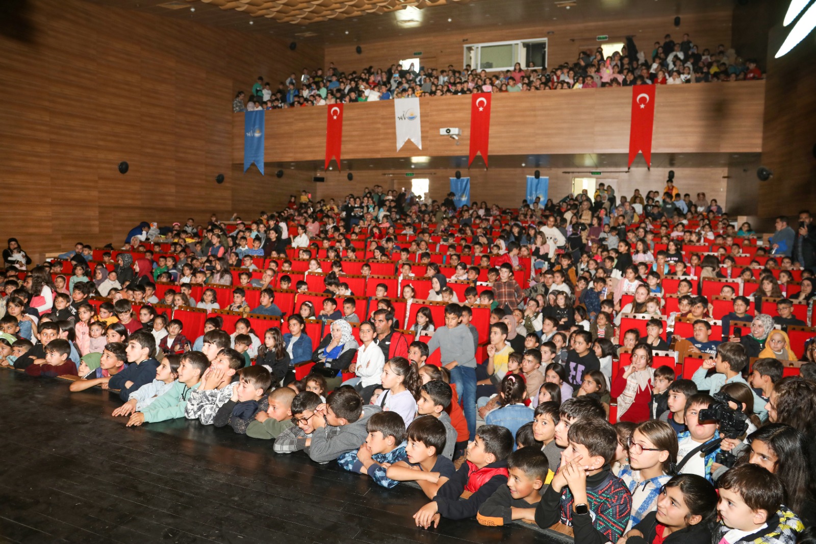 Van'da öğrencilere ücretsiz tiyatro gösterisi