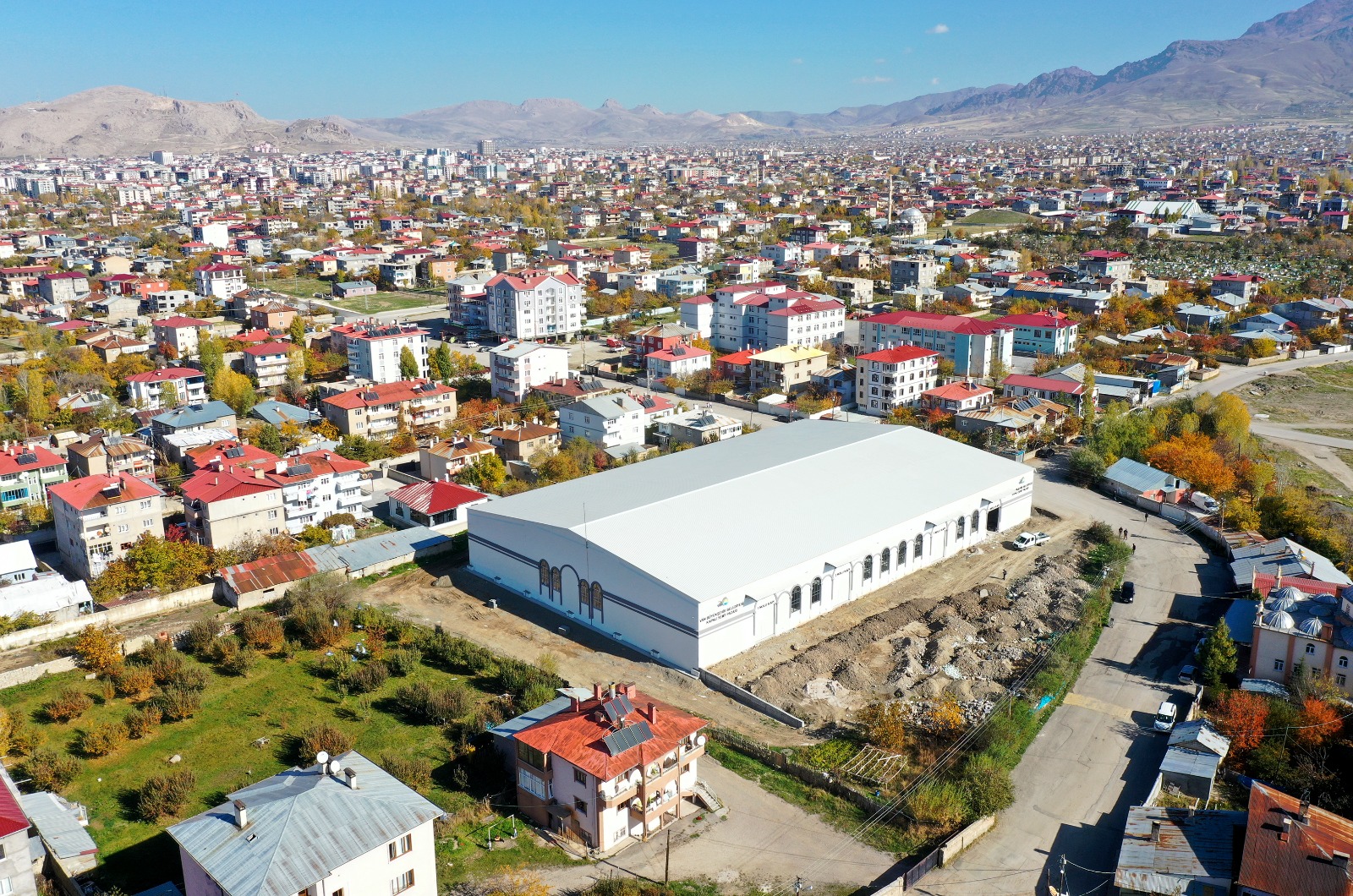 Van'a 4 kapalı semt pazarı