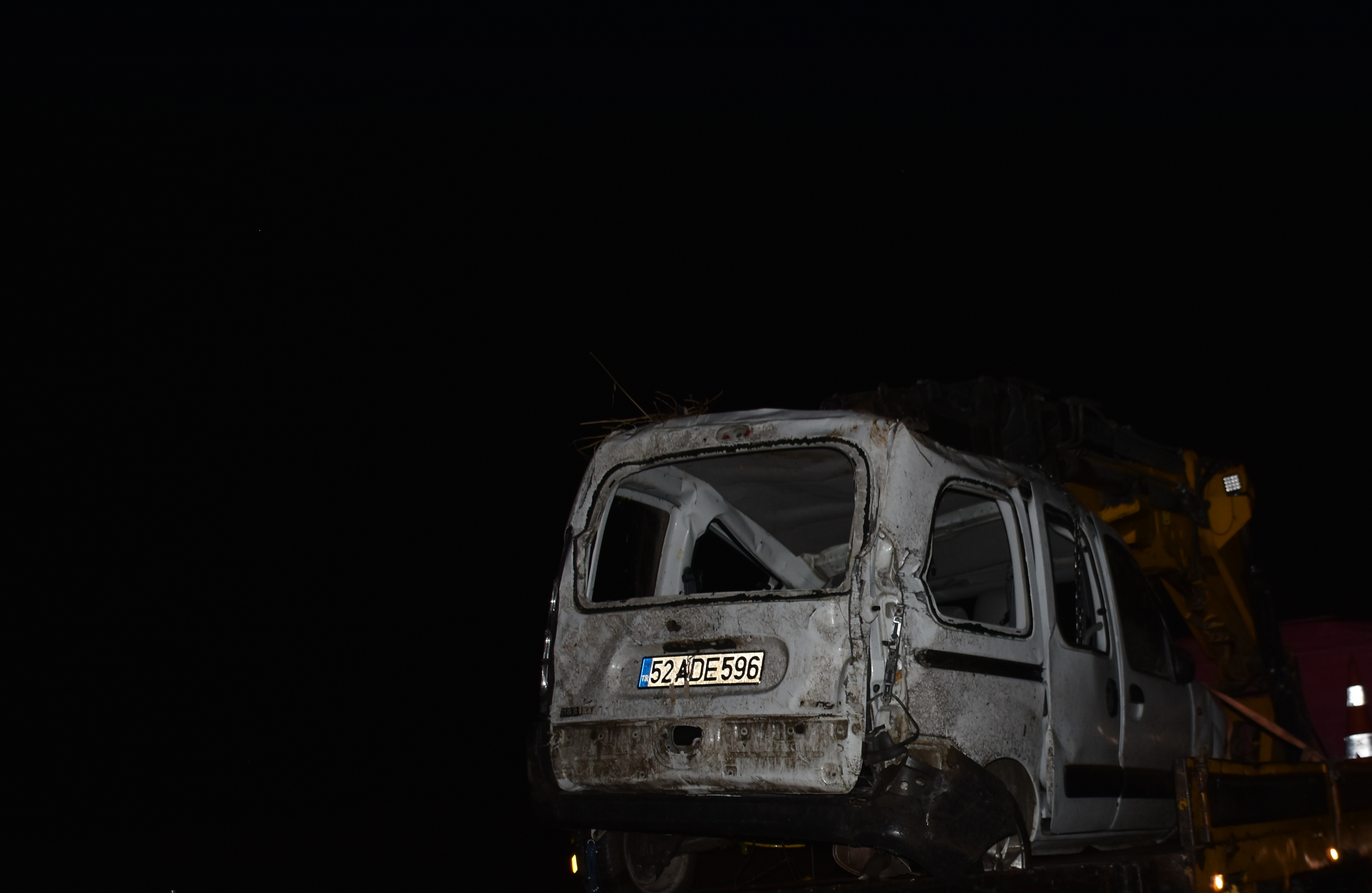 Şarampole devrilen araçta 5 kişi yaralandı
