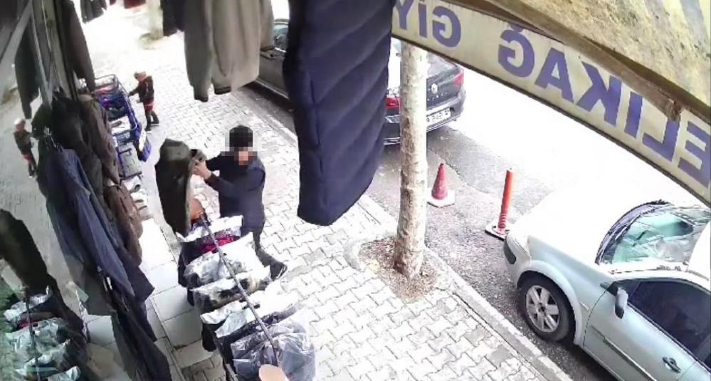 Deniyormuş gibi yaptığı yelekleri çaldı