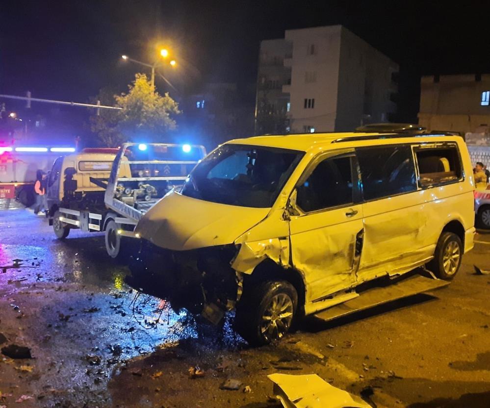 İki araç kafa kafaya çarpıştı