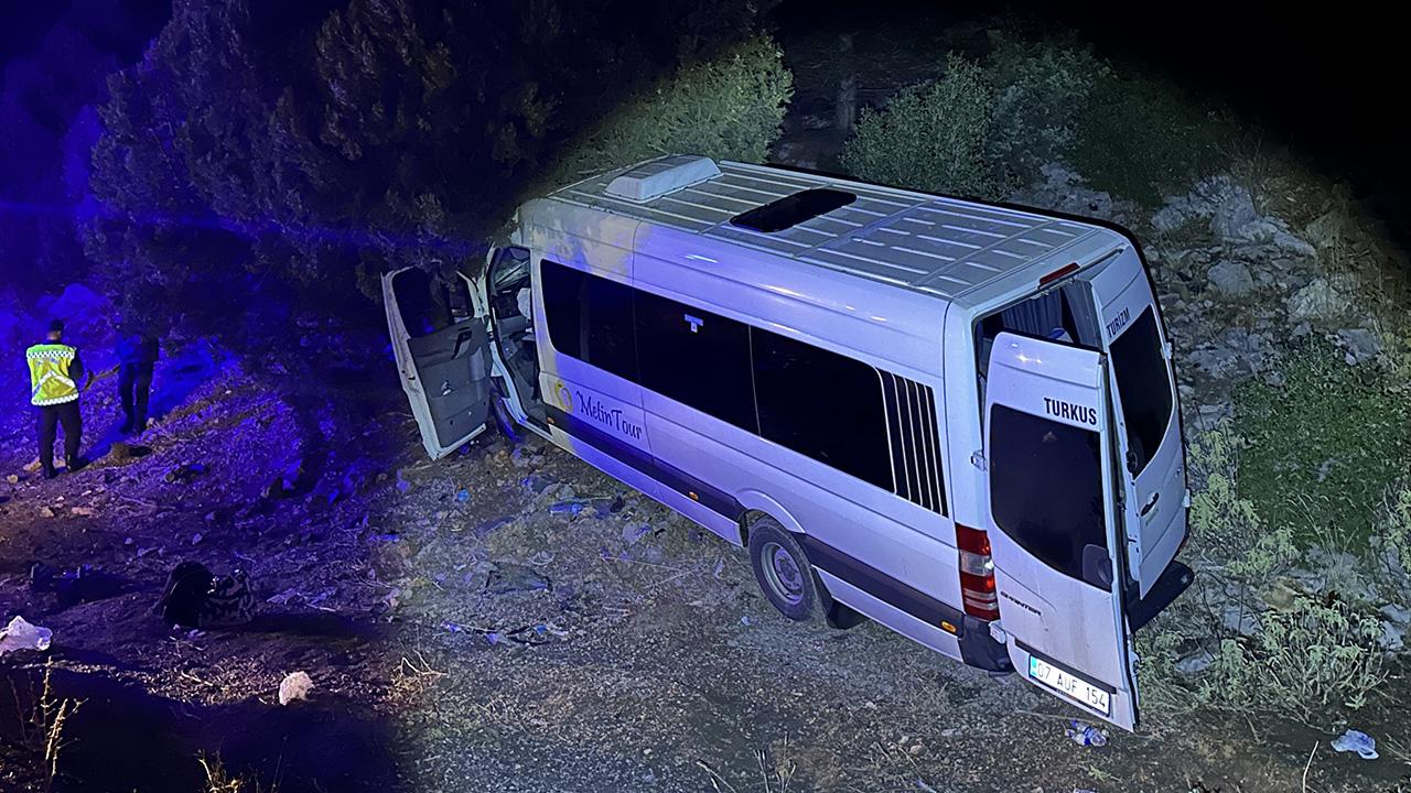 Ağaca çarpan minibüsteki 6 turist yaralandı