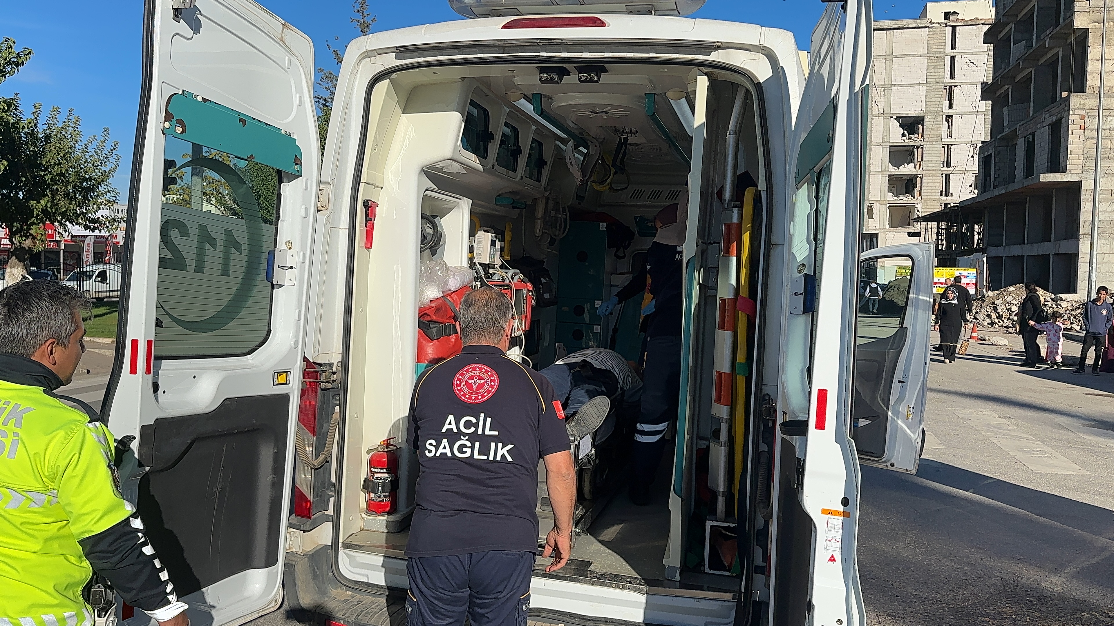 Otomobil yayaya çarptı