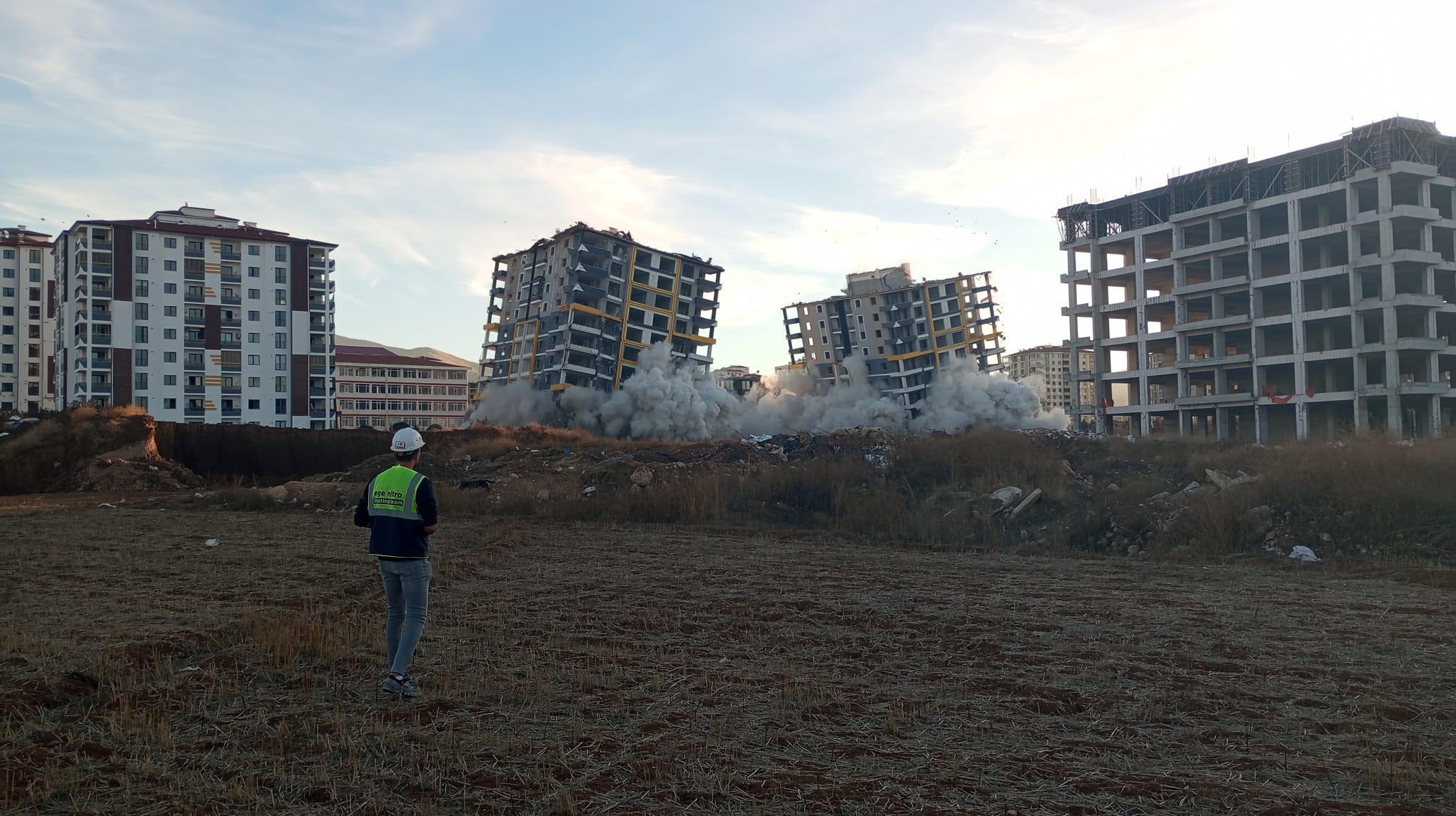 Ağır hasarlı iki blok patlayıcı ile yıkıldı