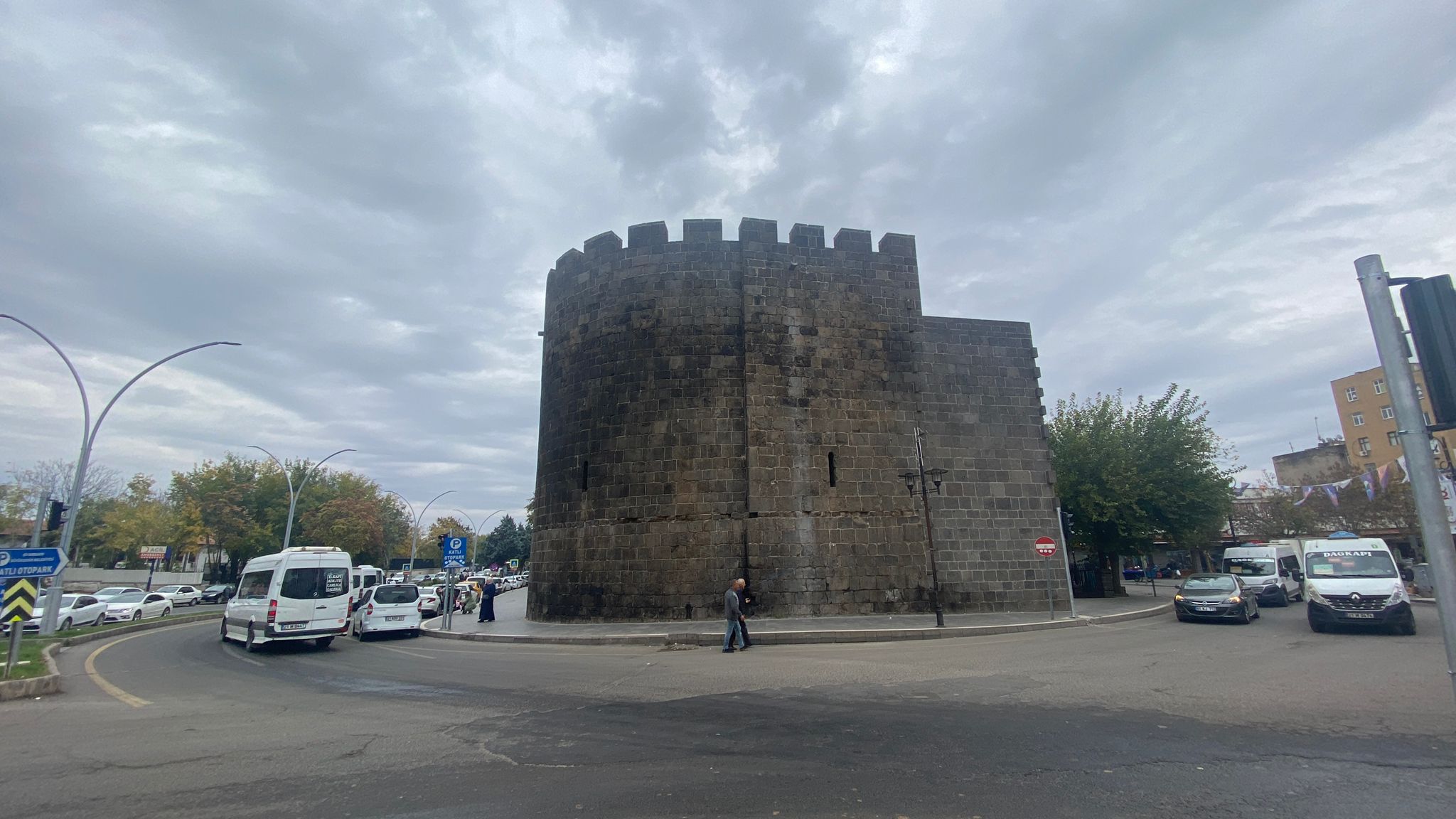 Diyarbakır’da surlara asılan poster indirildi