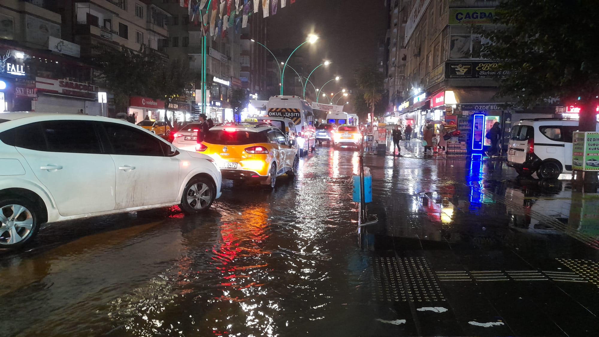 VİDEO - Diyarbakır'da sağanak yağış etkili oldu