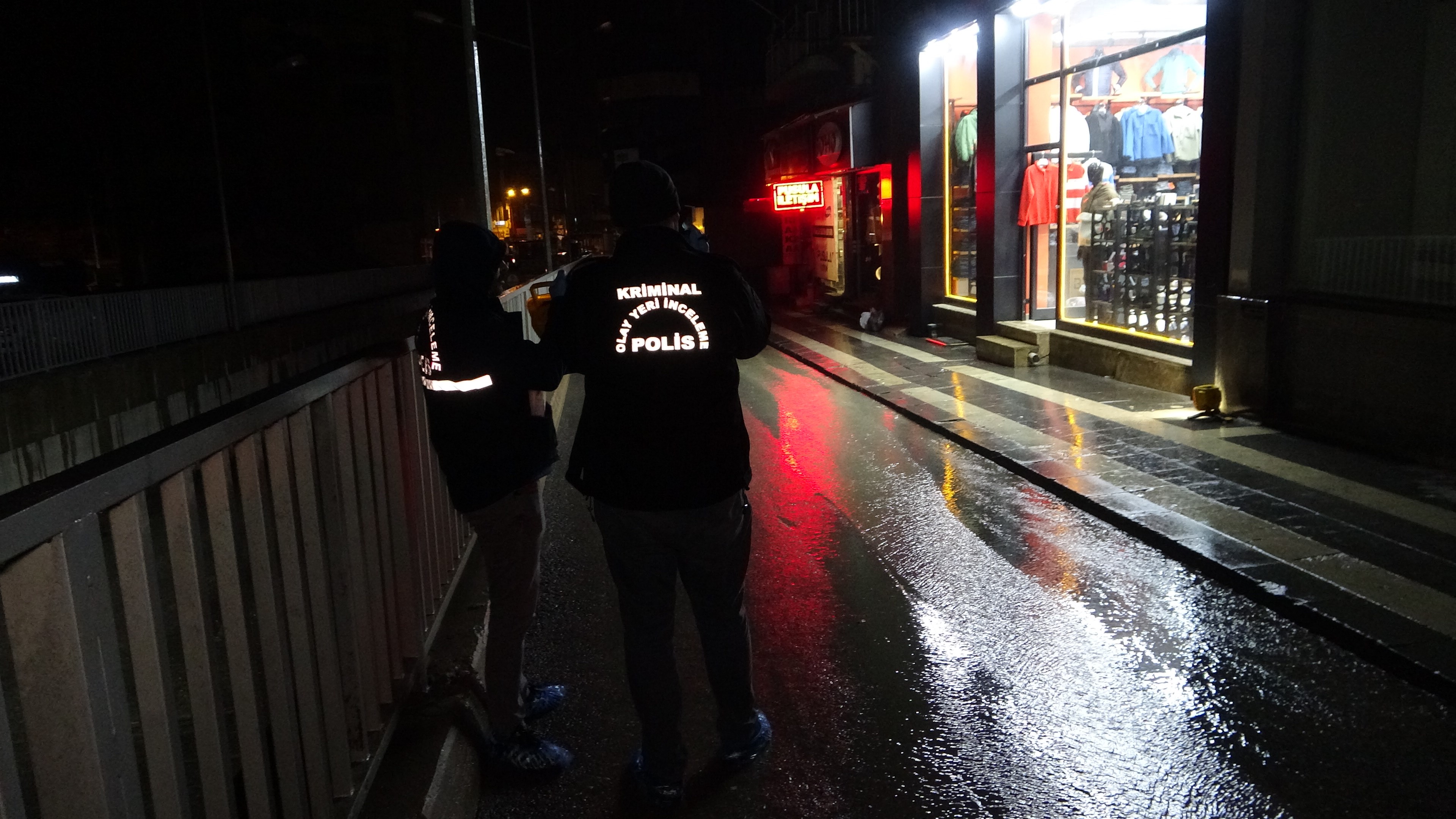 Arkadaşını pompalıyla vurdu