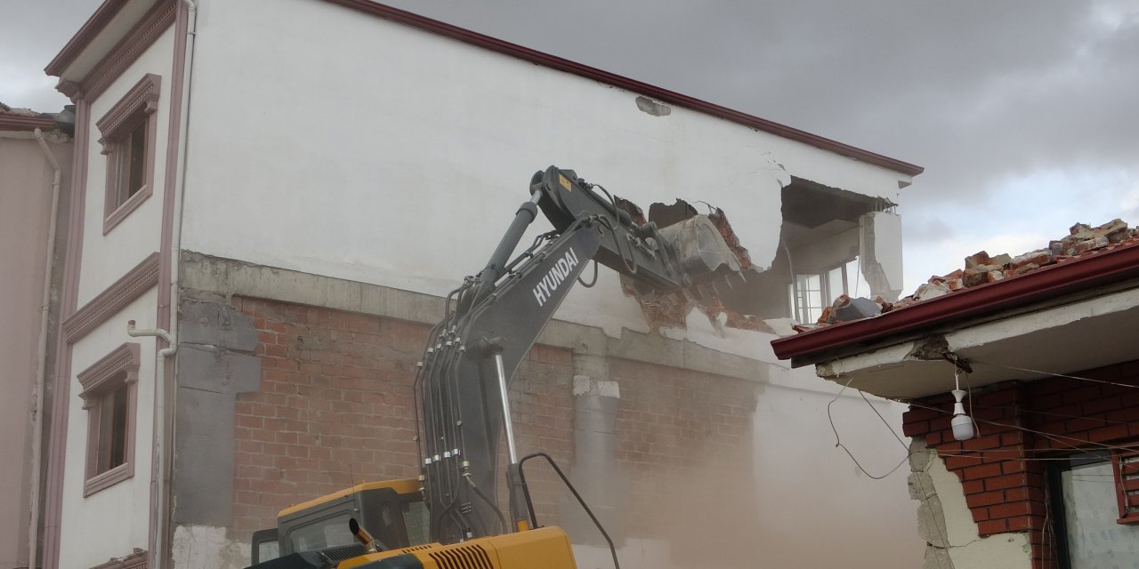 Ağır hasarlı binaların yıkımı sürüyor
