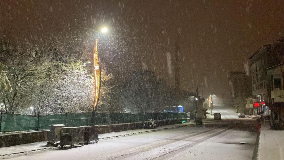 Karlıova'da beklenen kar yağışı başladı