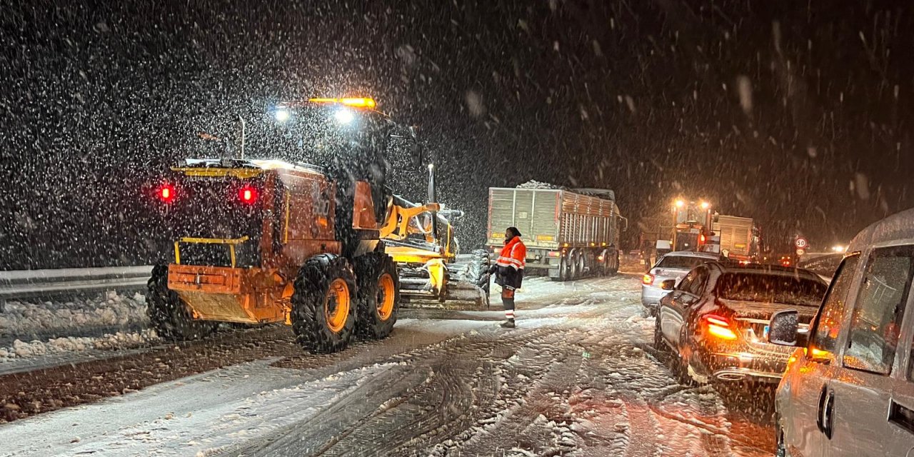 Kop Dağı Geçidi'nde kar yağışı ve tipi çok etkili