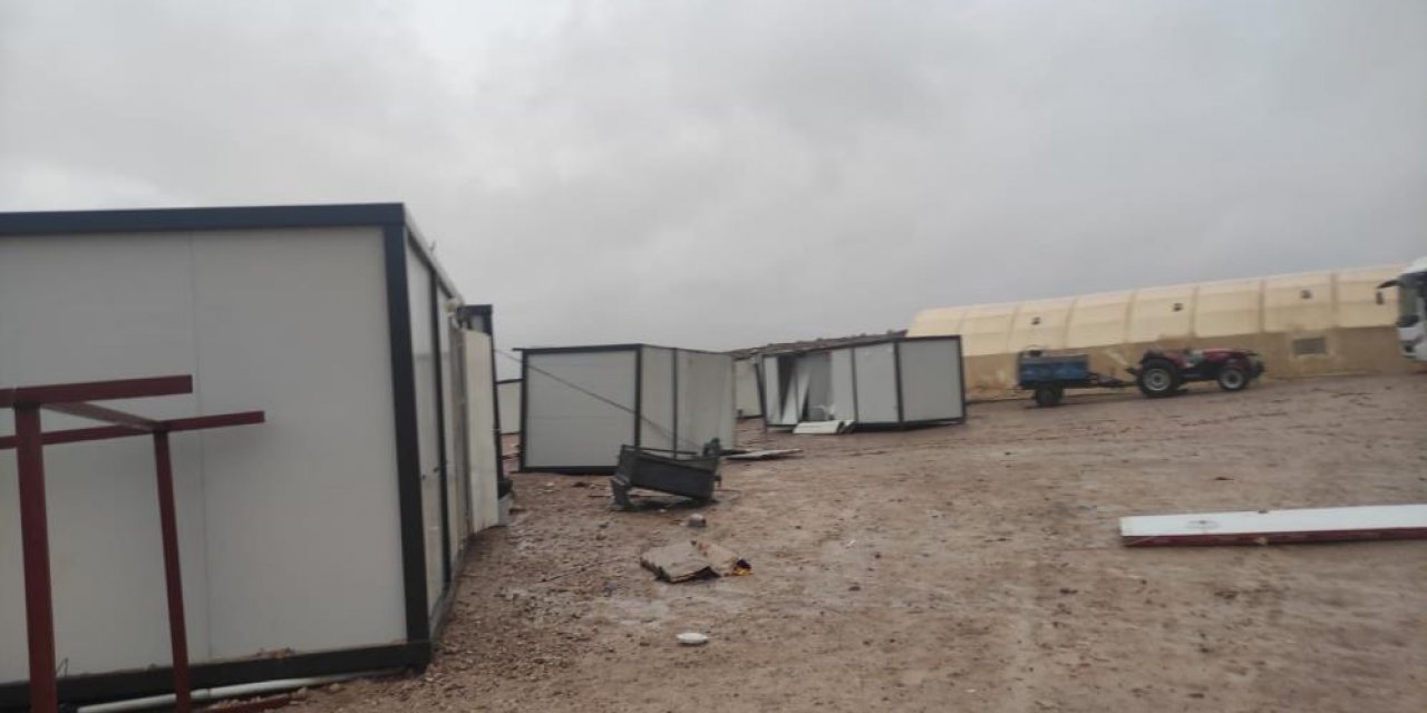 Fırtına konteyner devirdi, 2 yaralı