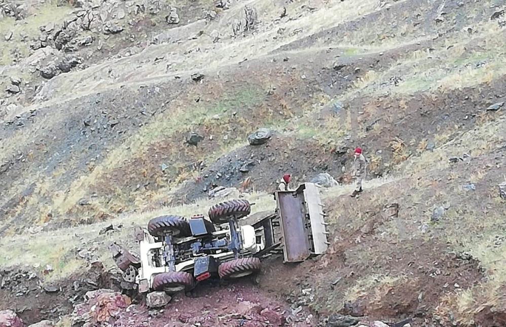 İş makinesi uçuruma yuvarlandı