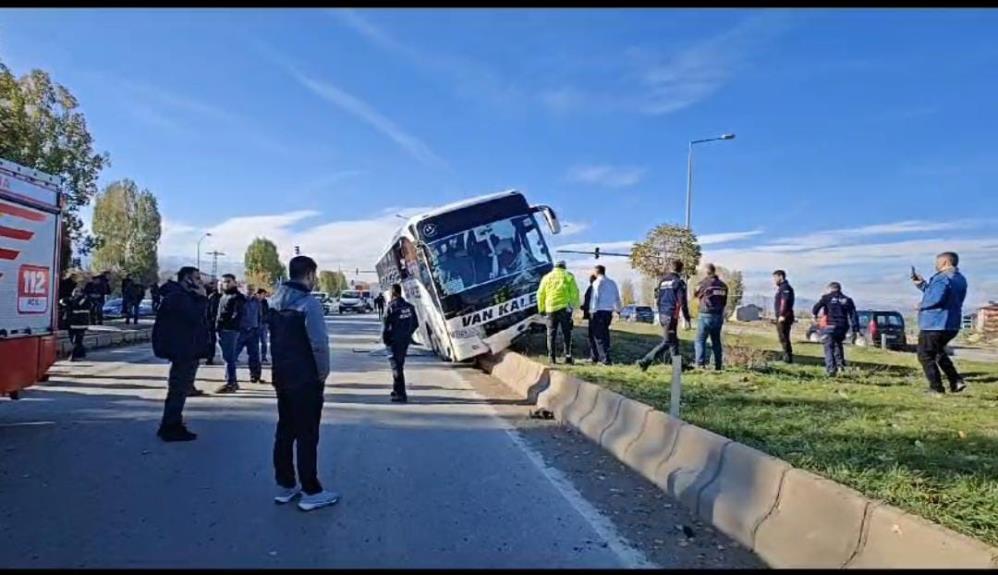 Hafriyat kamyonu yolcu otobüsüne çarptı