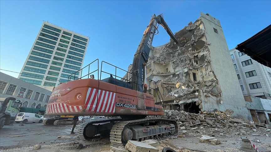 Urfa'da ağır hasarlı binaların yıkımı sürüyor