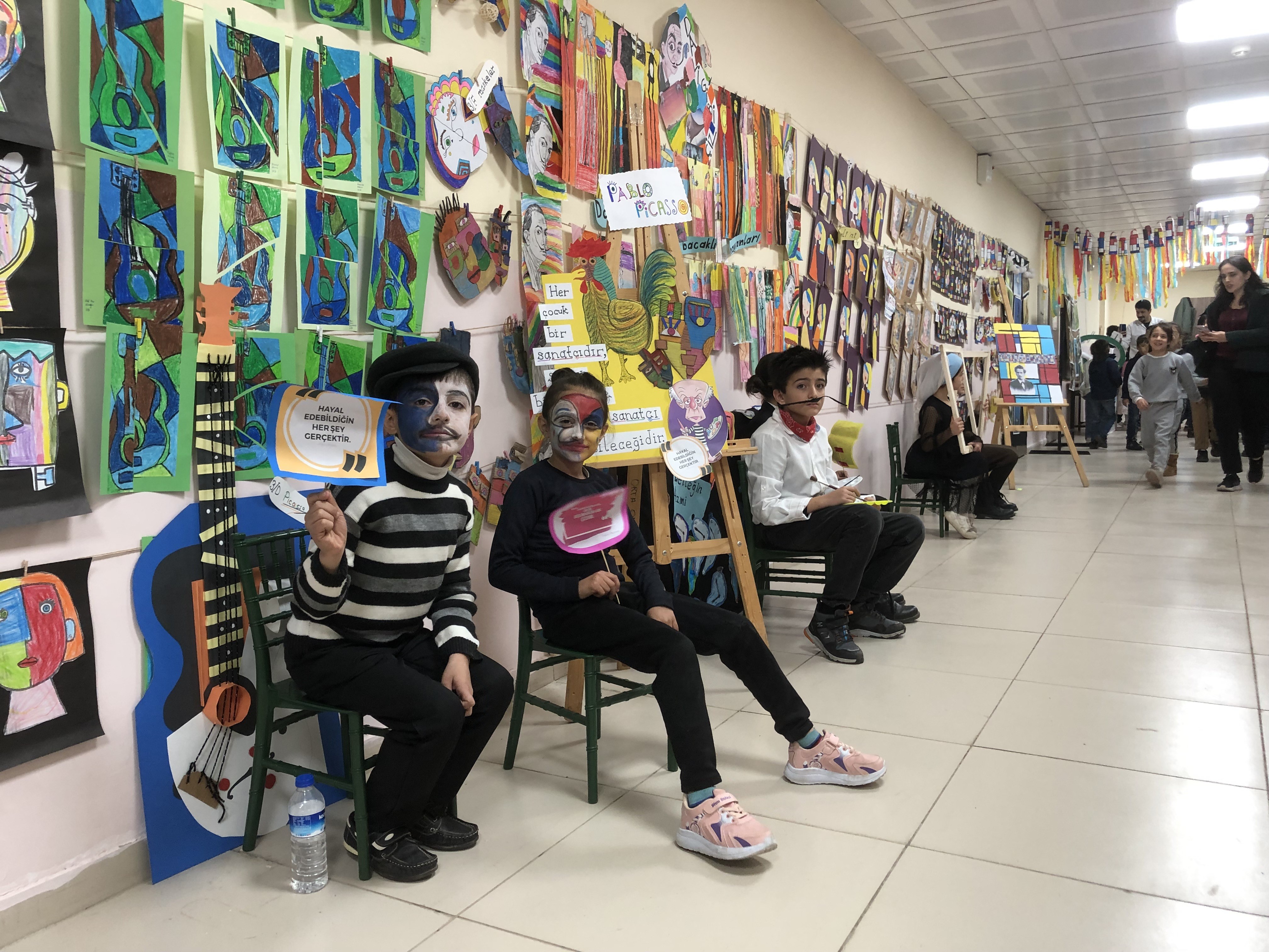 Ünlü sanatçı kılığında sergi düzenlediler