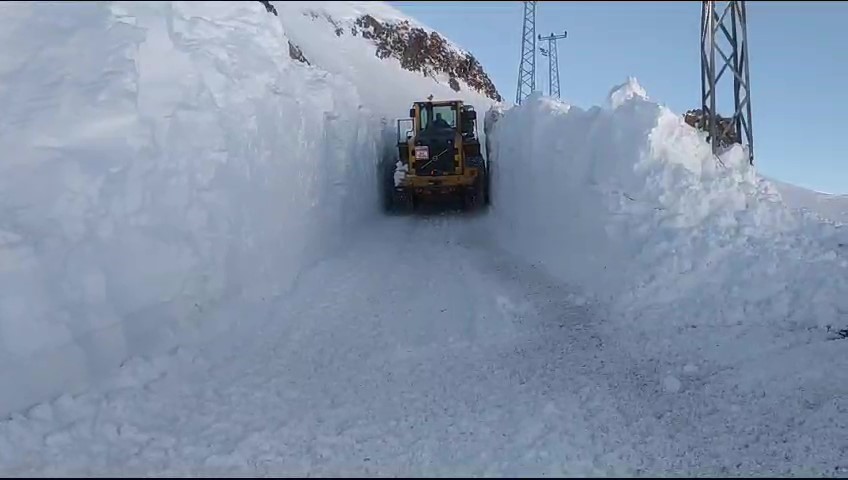 Hakkari 4 metreyi bulan kar tünelleri
