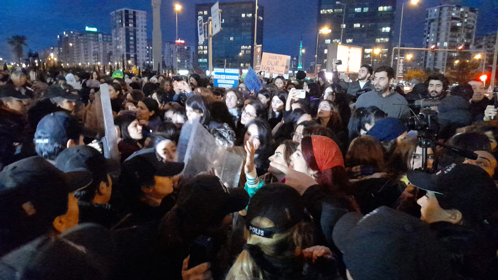 Kadına şiddet gününde kadına müdahale: 3 gözaltı