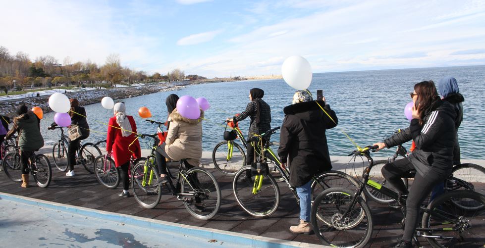 Vanlı kadınlar Gazze'li kadınlar için balon uçurdu