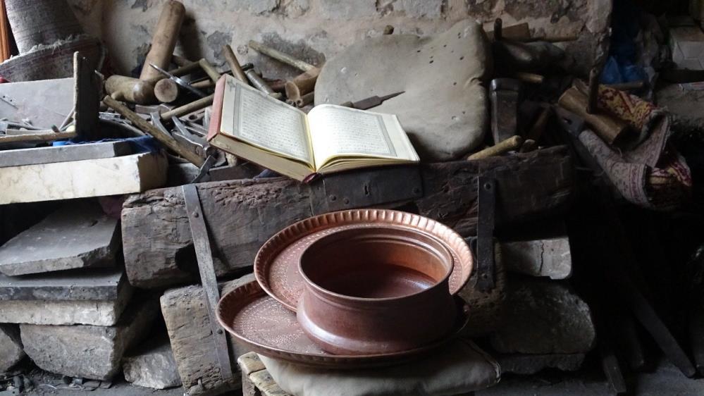 Hafız usta, Kur'an okuyarak bakırcılık yapıyor