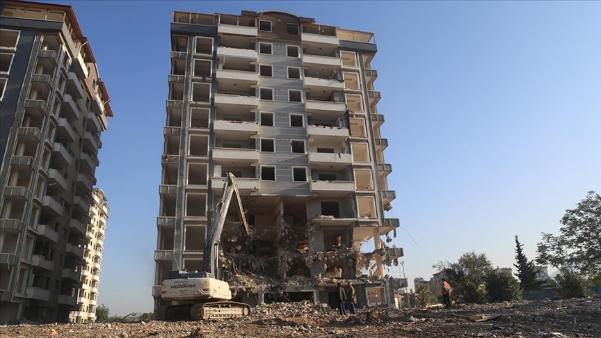 Hatay'da depremlerde ağır hasar alan 6 bina kontrollü yıkıldı