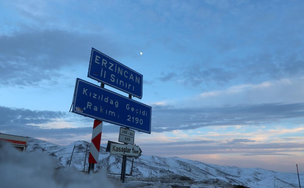 Erzincan yükseklerine kar yağdı