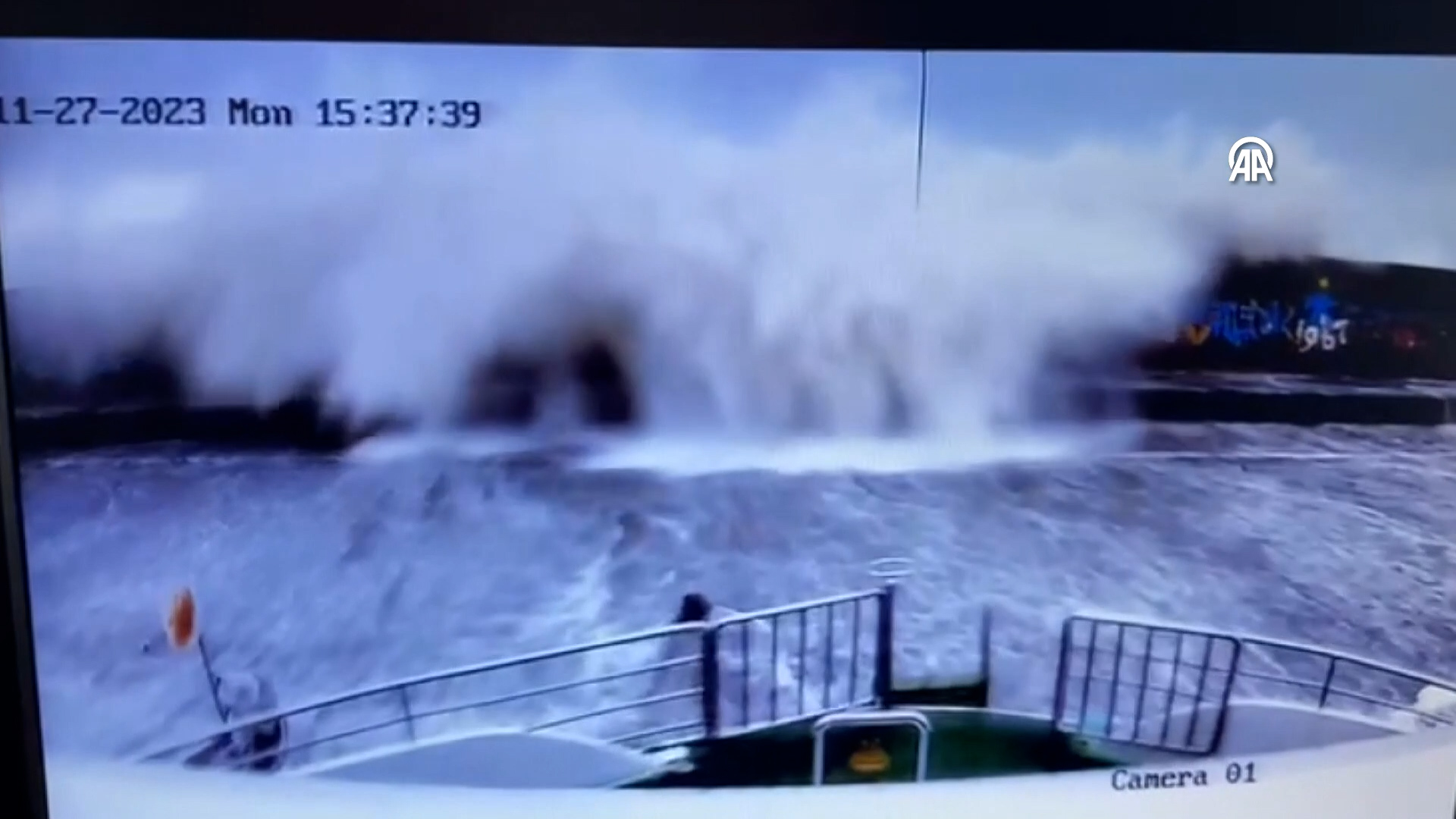 VİDEO - Trabzon’da dalgalardan kurtulma anı