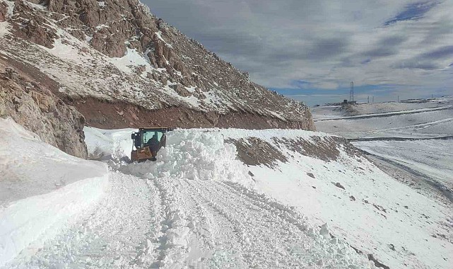Yüksekova’da karla mücadele çalışması