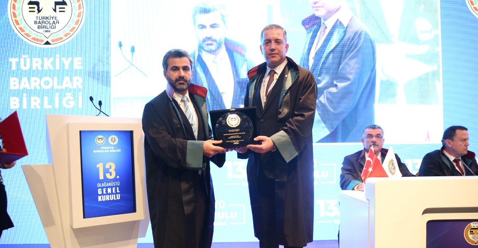 Tahir Elçi'ye verilen TBB Onur ödülünü Nahit Eren teslim aldı