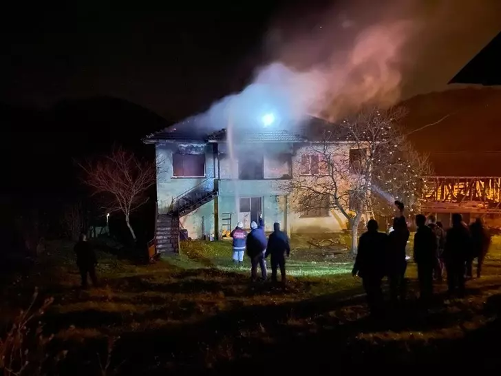Yangın çıktı, 2 katlı ev yandı