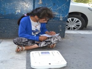 Bir tartı ile 7 kişilik aileye bakıyor