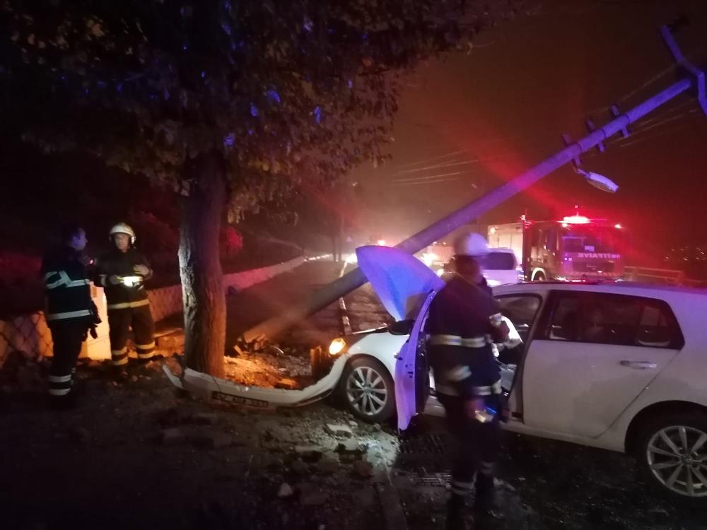 Direksiyon hâkimiyetini kaybetti, elektrik direğine çarptı