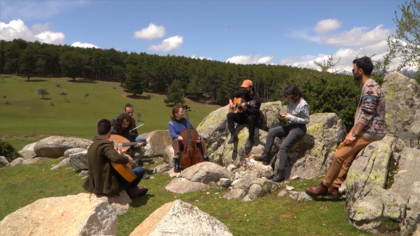 Depremzede gençler için  sanatla umut oluyor