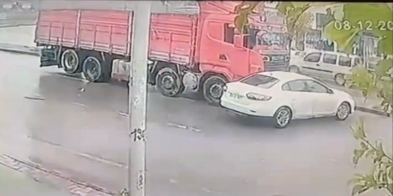 VİDEO - Kamyon otomobili metrelerce sürükledi