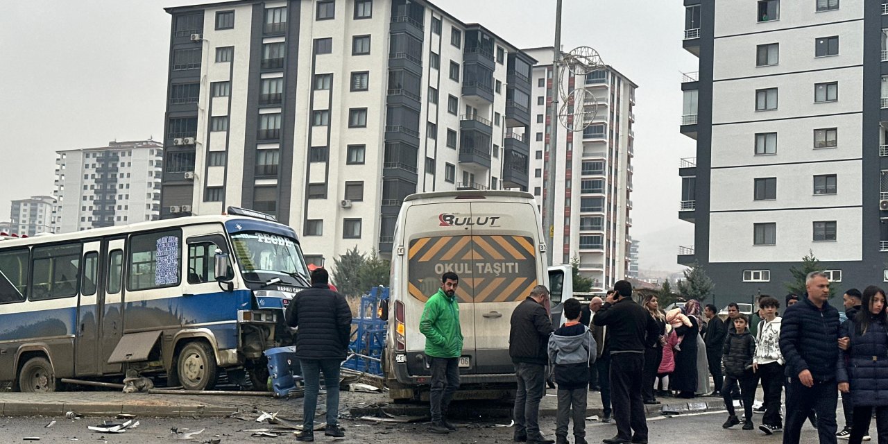 Öğrenci servisi ile yolcu minibüsü çarpıştı, yaralılar var