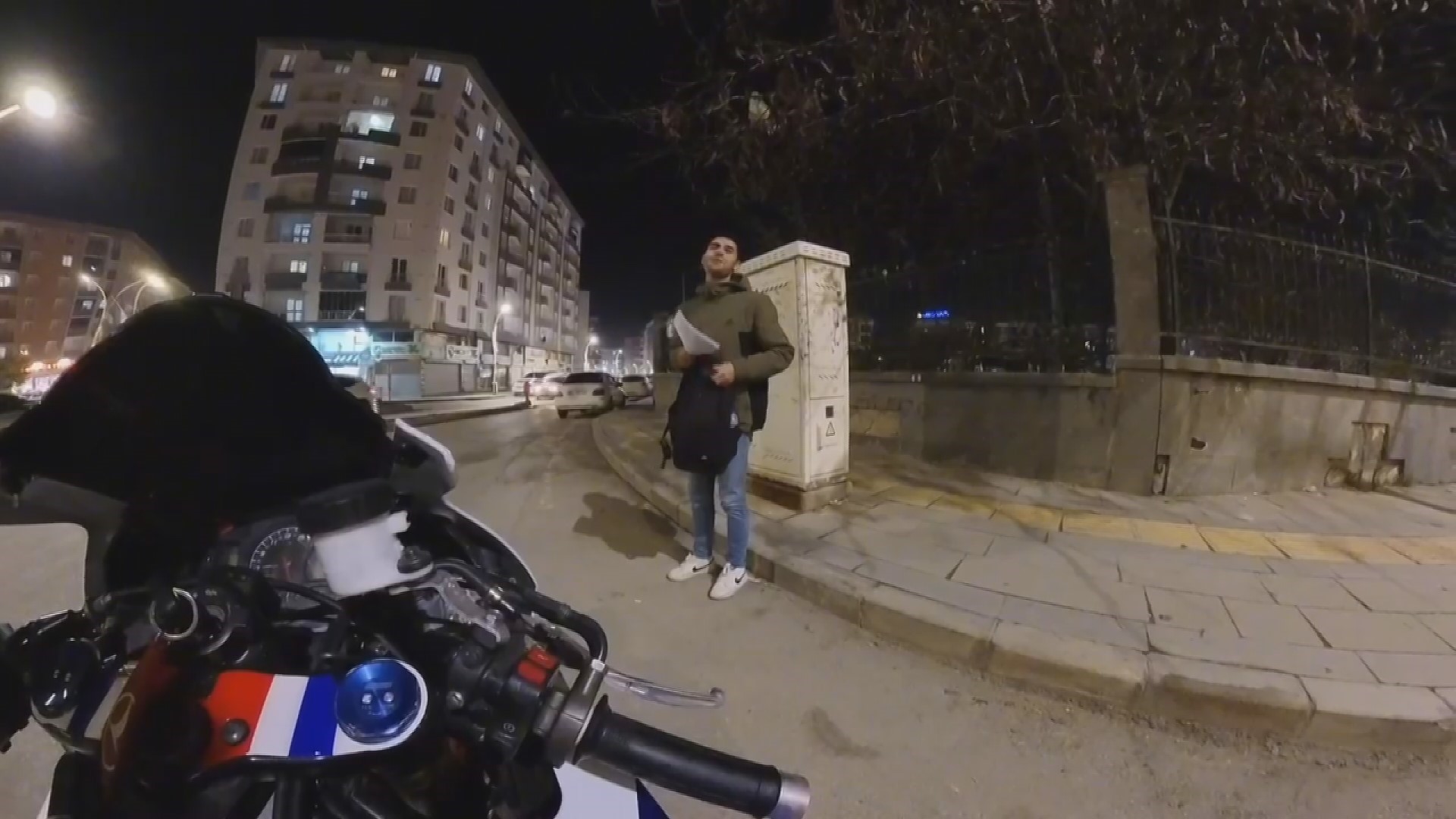 VİDEO - Gençlerin inatlaşması sosyal medyada viral oldu