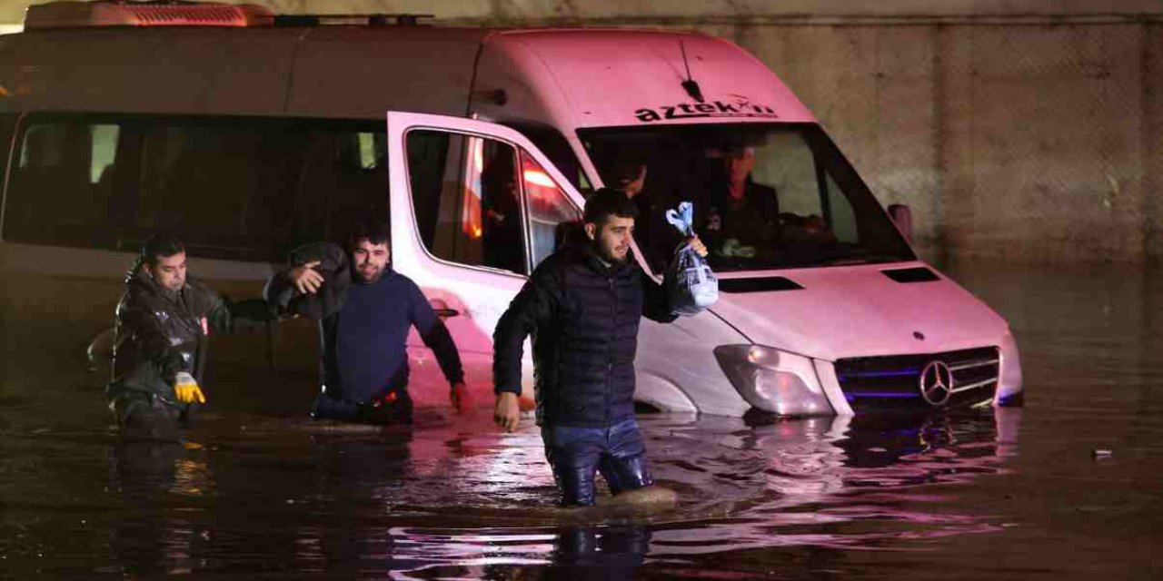 Antep'te etkili olan sağanak, hayatı olumsuz etkiliyor