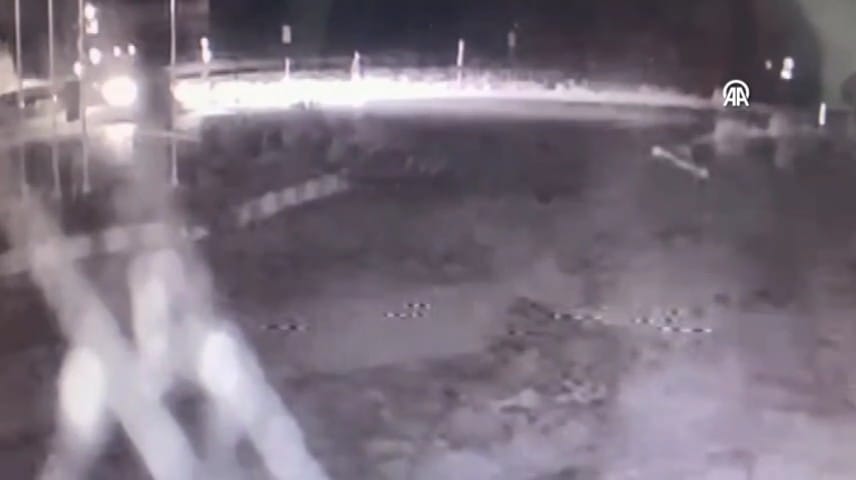 VİDEO - Otomobilin çarpıp kamyonun üzerinden geçtiği kişi öldü