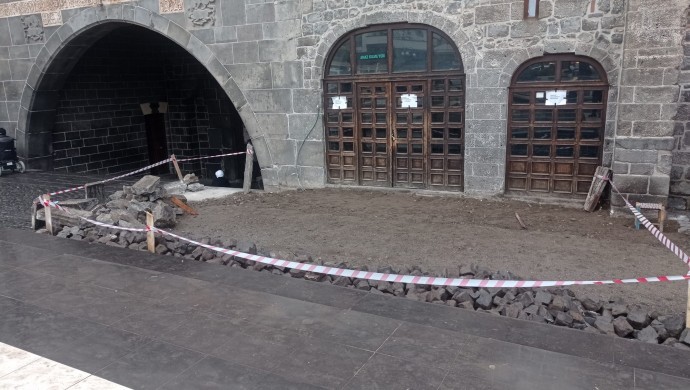 Diyarbakır'ın bin 400 yıllık camisinde kazı tahribatı!