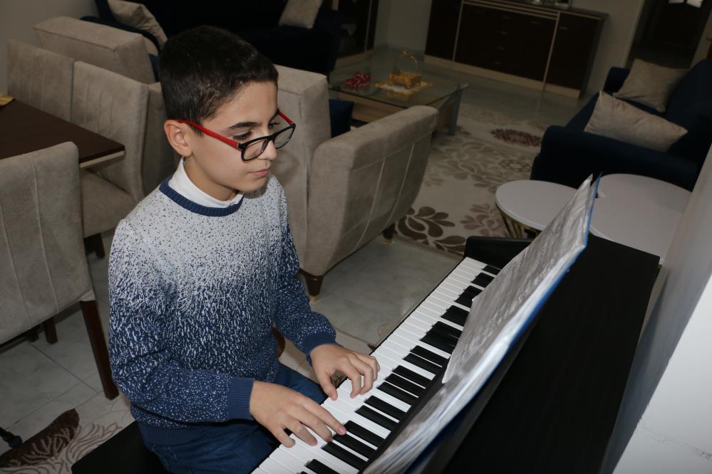 Telefona indirdiği piyano uygulamasıyla dahi oldu