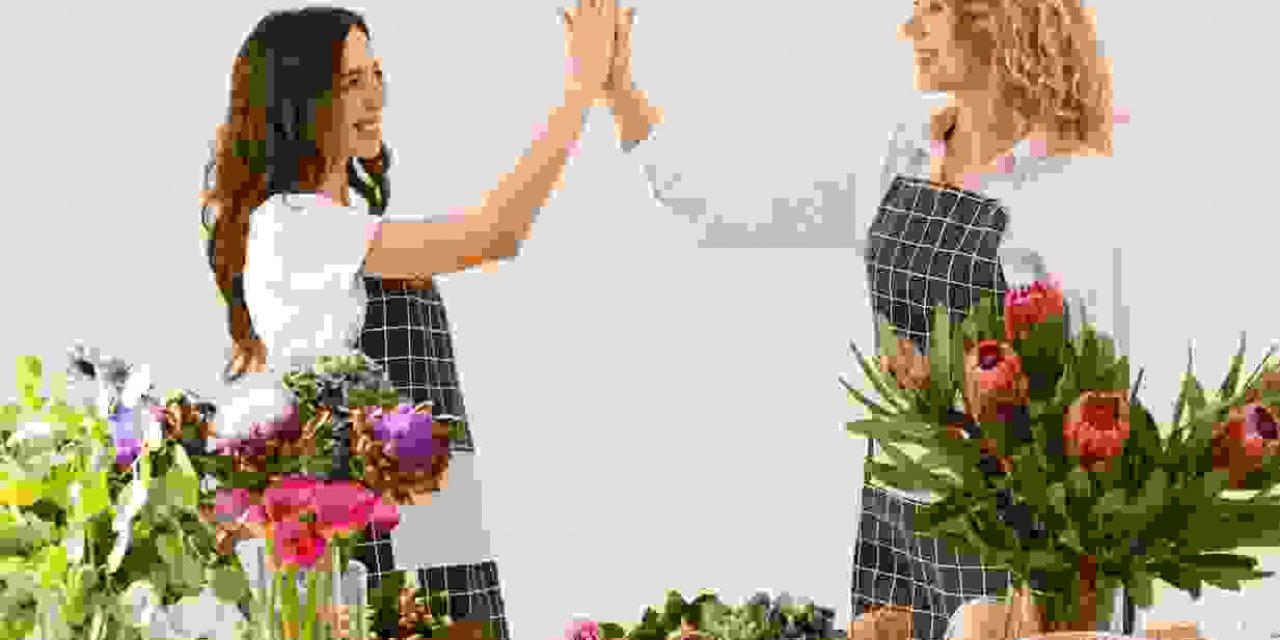 KADINLAR VE SAKSIDAKİ ÇİÇEKLERİ