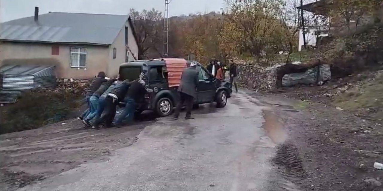 Şarampole yuvarlanan aracı 15 kişi halatla çekti