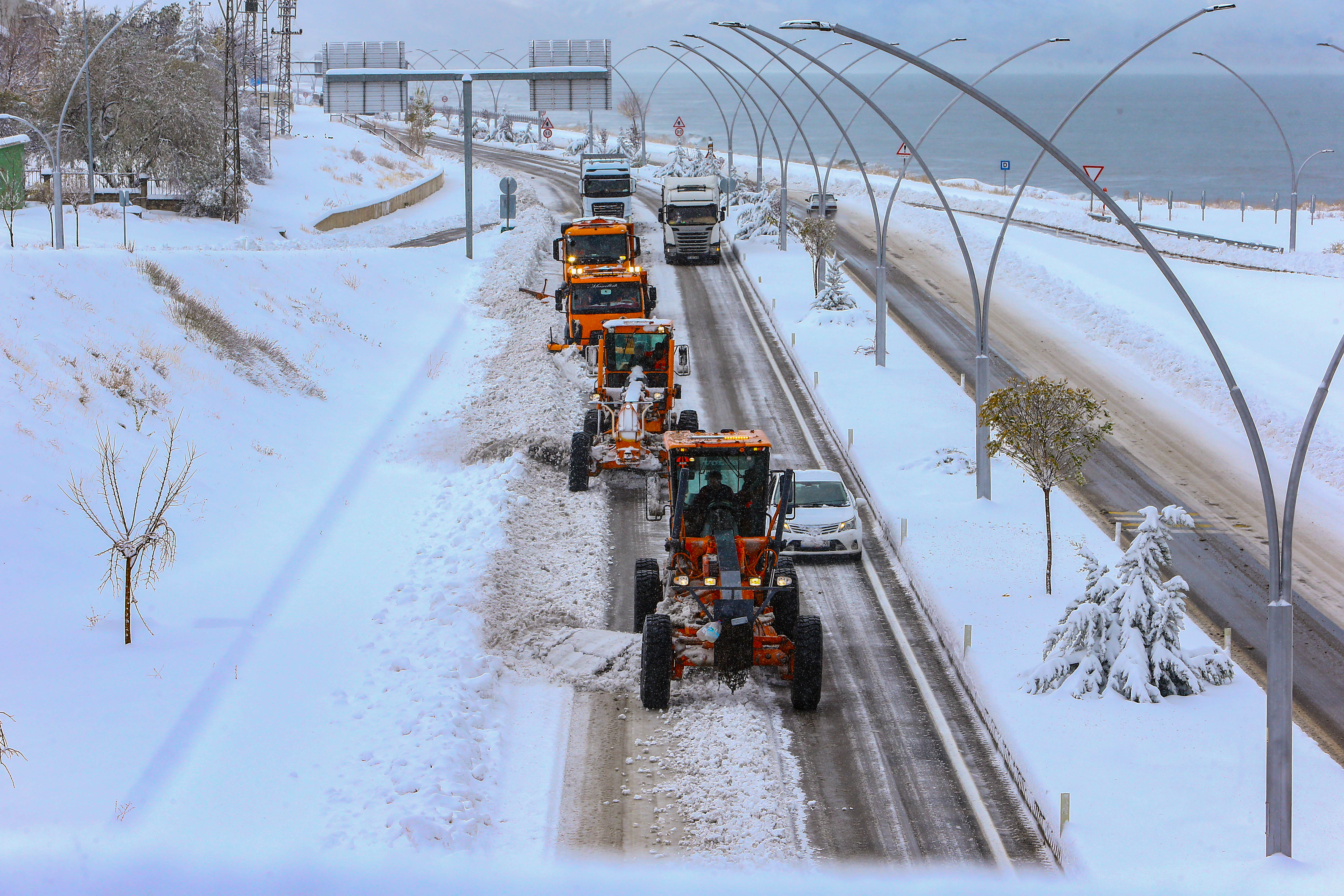 Karayolları ekipleri Doğu’da teyakkuzda
