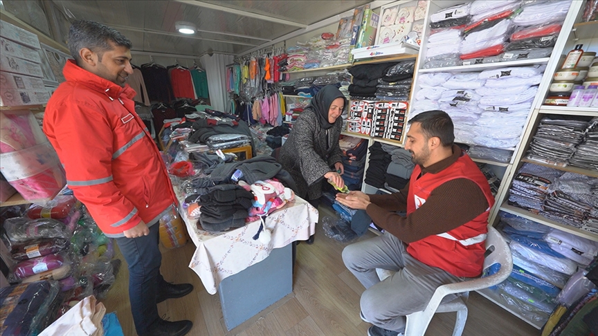 Kızılaydan depremzede esnafa destek