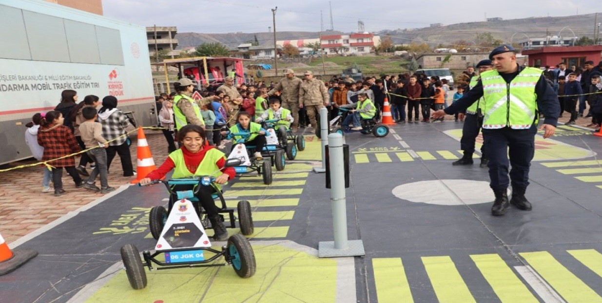 Öğrencilere trafik eğitimi