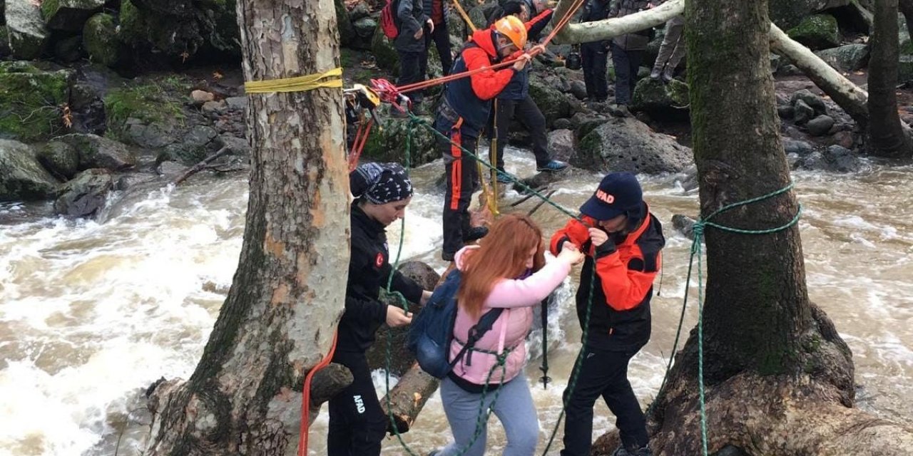 VİDEO - AFAD müdahalesiyle mahsur kalan doğa yürüyüşçüleri kurtarıldı, İşte Detaylar!