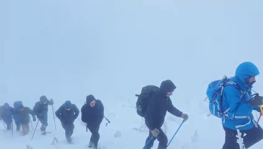 Kar ve tipiye rağmen Esruk Dağı’na tırmandılar
