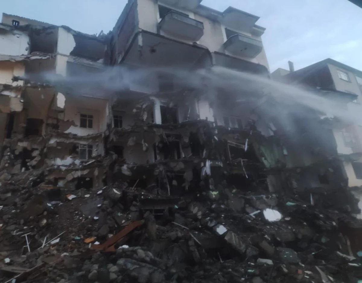 Bina yıkıldı, bir katı ayakta