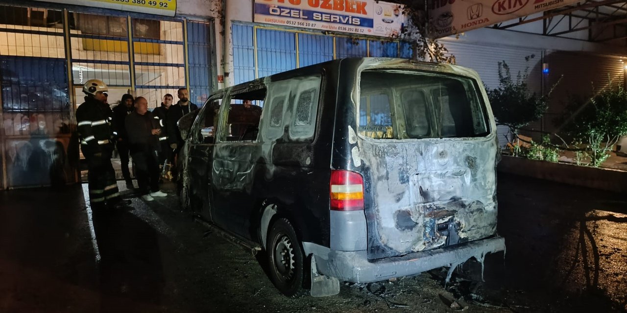 Park halindeki minibüs yandı