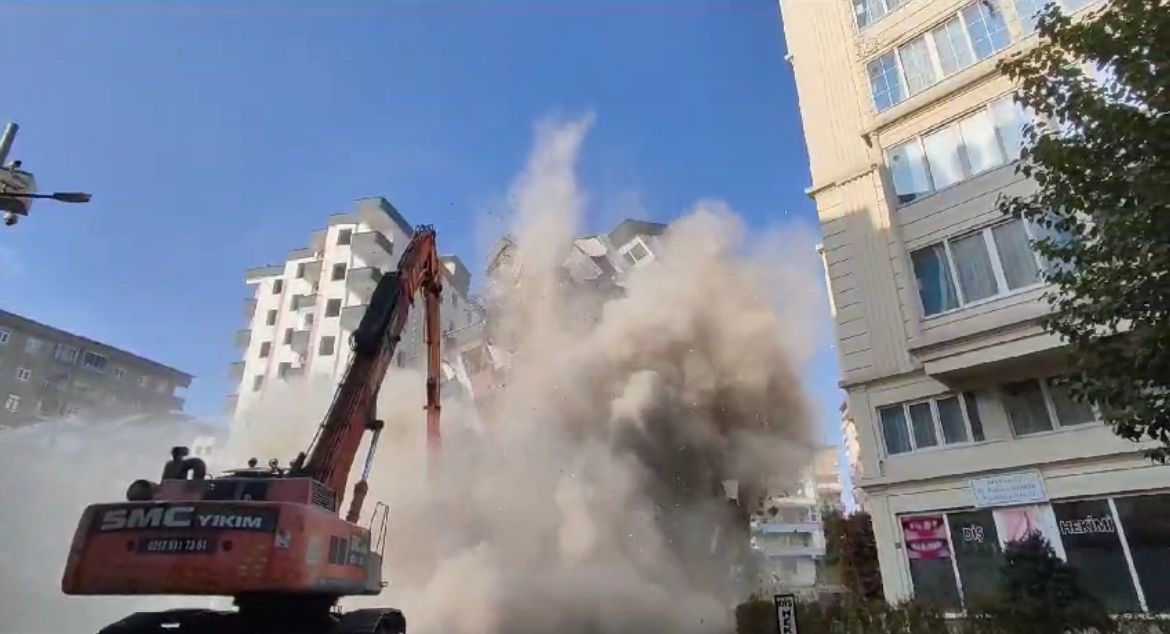 Diyarbakır’da ağır hasarlı binaların yıkımı devam ediyor